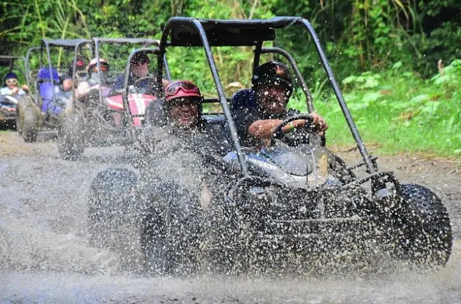 Roatan: Buggy com bicho-preguiça, poço secreto e praia privativa