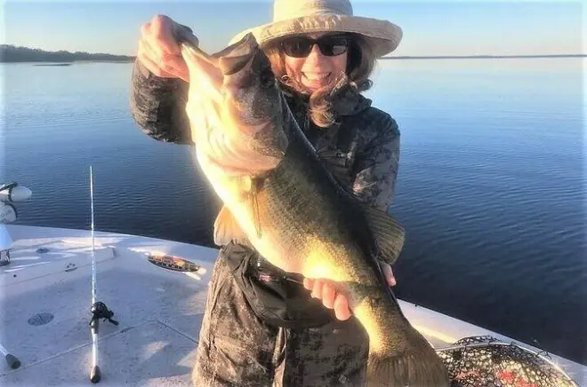 Pesca de lobina en Lake Toho cerca de Orlando: Peces trofeo