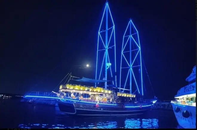 Cena y show en Sharm el-Sheikh: 2 horas en el mar Rojo