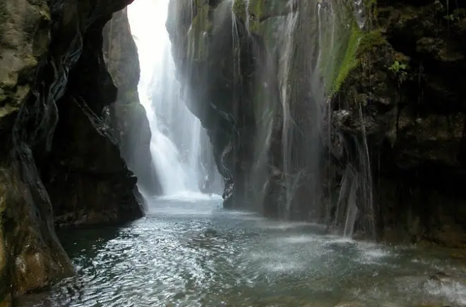 Gorge de Kourtaliotiko : Cascades et baignades en eau naturelle