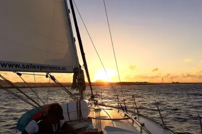 Coucher de soleil à Corralejo avec île de Lobos et sports nautiques