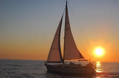 Segeltour ab Bari: Delfine suchen und aktiv mitsegeln
