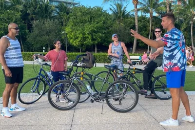 Erkunde miami beachs art deco viertel, entdecke legendäre hotellobbys, höre spannende lokale geschichten und besuche berühmte drehorte – kleine gruppe, historiker als guide.