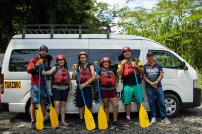 Découvrez le rafting niveau 2-3 sur la rivière sarapiquí, transfert de la fortuna à san josé, déjeuner local et faune sauvage. réservez votre aventure au costa rica dès maintenant !