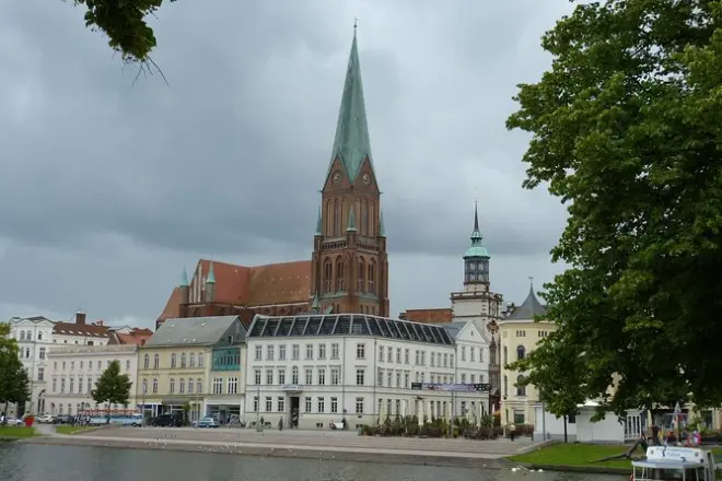 Schwerin Walking Tour: Castle & Medieval Old Town