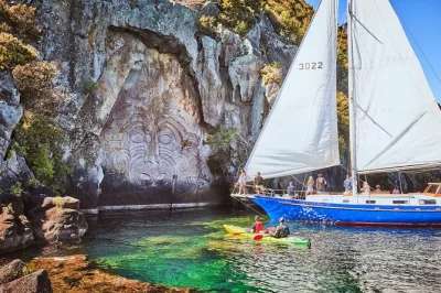 Découvrez le lac taupo, naviguez jusqu’aux gravures māori, nagez dans une eau limpide et partagez des histoires avec les locaux. boissons, couvertures et commentaires en direct inclus.