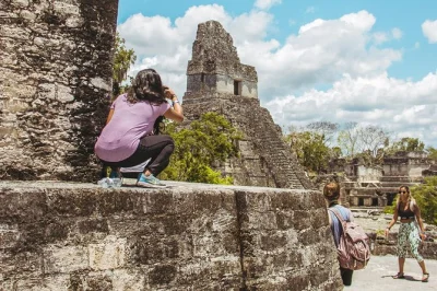 Vuela al amanecer desde ciudad de guatemala a flores, explora los templos de tikal con guía local y disfruta un almuerzo en plena selva—traslados incluidos.