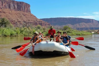 Erlebe eine ganztägige rafting-tour auf dem colorado river ab moab, vorbei an fisher towers und castleton tower, mit lokalen guides, shuttle-service und mittagessen am flussufer.