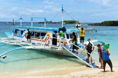 Commencez votre séjour à boracay en toute sérénité avec un transfert depuis l’aéroport de caticlan, billets inclus, assistance d’un guide et une boisson fraîche. réservation facile, arriv�