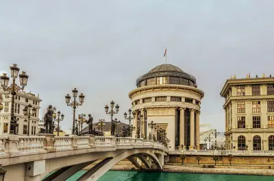 Skopje desde Tirana: Tour privado de día con bazar y fortaleza Kale