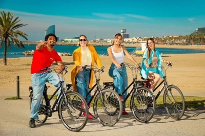 Vivi l’energia di barcellona con un tour guidato in bici: scopri la sagrada família di gaudí, pedala lungo la spiaggia della barceloneta ed esplora i quartieri più vivaci. bicicletta e acqua incl