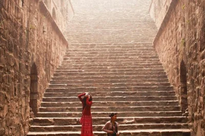 Découvrez delhi autrement : plongez dans la vie locale avec agrasen ki baoli, dhobi ghat et les jardins paisibles de lodhi, avec transfert et déjeuner typique inclus.