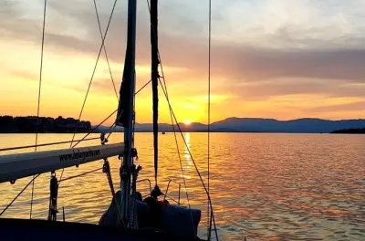 Cruise privé au coucher du soleil à Corfou : Voilier avec baignade