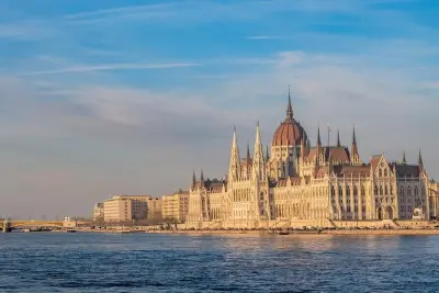 Private Transfer Vienna to Budapest: 2 Sightseeing Stops