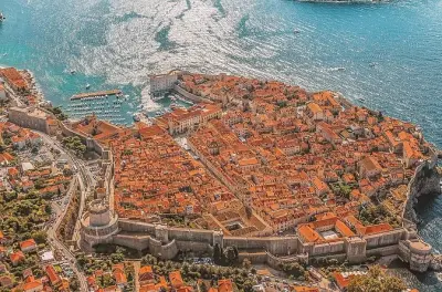Traslado privado de Tivat a Dubrovnik: Ruta costera panorámica