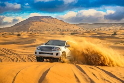 Découvrez le désert de dubaï avec dune bashing, balades à dos de chameau et dîner bbq sous les étoiles. transfert hôtel, spectacles live et boissons à volonté inclus.