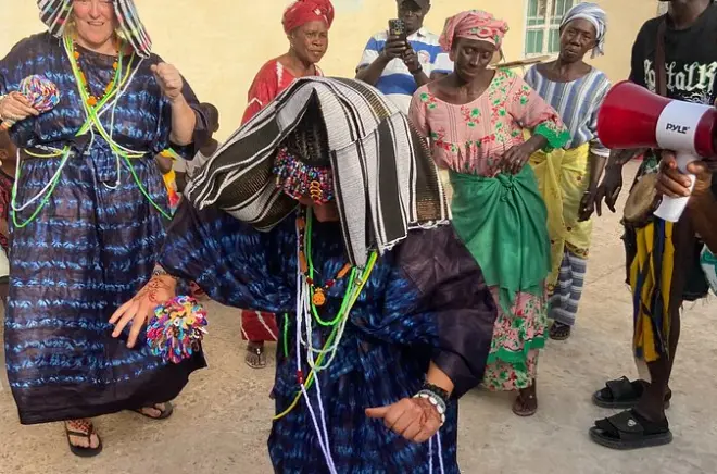 Cerimônia de casamento gambiana: Cozinhe, vista e celebre na vila