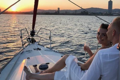 Vivi la brezza sul mare di barcellona con un tour privato al tramonto. sorseggia cava, ammira la sagrada família e rilassati con drink inclusi, accompagnato da uno skipper locale.