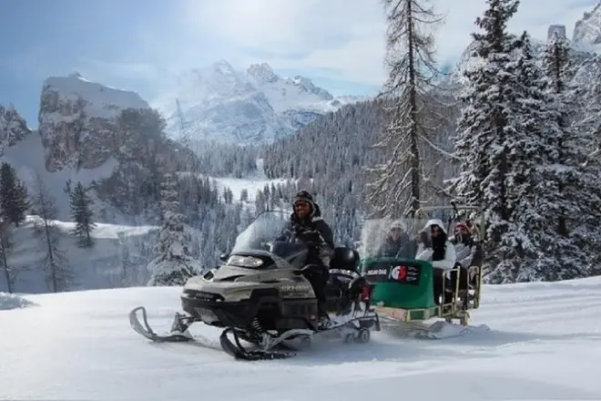 Schneemobil & Rodeln ab Bozen: Private Tour Dolomiten