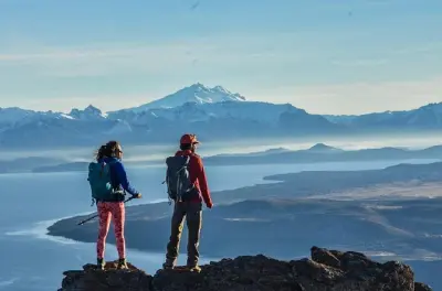 Trilha em Bariloche: Caminhos na montanha com vista para cachoeiras