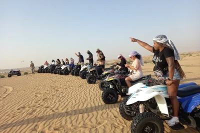 Découvrez l’adrénaline du quad atv en libre conduite dans le désert de dubai, testez le surf sur sable, balade à dos de chameau, avec prise en charge à l’hôtel. petit groupe et guide local.