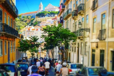 Descubre lisboa en un tour en e-bike por sus 7 colinas, recorriendo calles estrechas y disfrutando de sabores locales en el mercado de campo de ourique. incluye e-bike y casco.