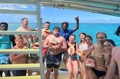 Nuota tra le barriere coralline smeraldo, osserva iguane selvatiche, esplora relitti e rilassati con un pranzo barbecue sulla spiaggia a turks & caicos. include attrezzatura snorkeling e bevande.