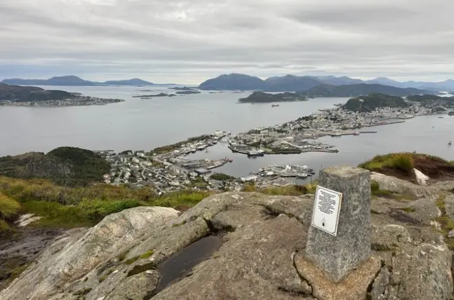 Ascenso al monte Sukkertoppen: Panorama 360° de Ålesund