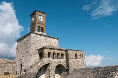 Gjirokastër, Blue Eye & Burg Lëkurësi ab Saranda: 7-Stunden-Tour