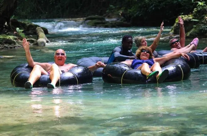 Blue Hole e tubing sul White River da Montego Bay con salto scogliera