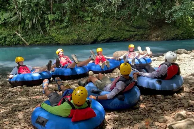 Rio Celeste tubing: Corredeiras, argila e animais na Costa Rica