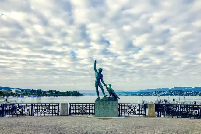Montreux: Estatua de Freddie Mercury y castillo de Chillon en foto