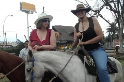 Paseo privado a caballo cerca de bogotá con recogida en hotel, guía local y visita a las cascadas de tequendama. descubre el lado salvaje de colombia a solo 2 horas.