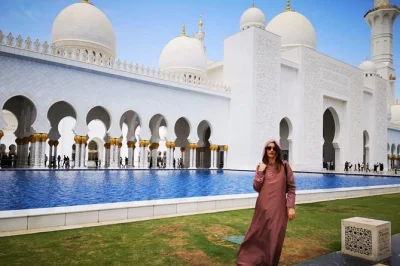 Découvrez la grande mosquée sheikh zayed, flânez dans les salles de qasr al watan et explorez le village du patrimoine lors d’une visite guidée à abu dhabi avec transfert et billets inclus.
