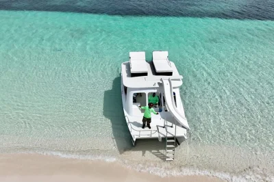 Scopri la brezza marina su un catamarano privato a grace bay, turks & caicos. snorkeling, pesca o relax con pranzo e bevande inclusi. trasferimento dall’hotel garantito.