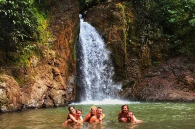 Disfruta un paseo en atv por las colinas de costa rica, nada en una cascada en la selva y haz una pausa para probar snacks locales en el tigre—tour guiado con paradas flexibles.