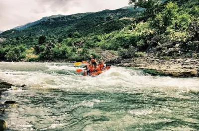 Rafting no rio Vjosa em Gjirokaster, 2h no último rio selvagem europeu
