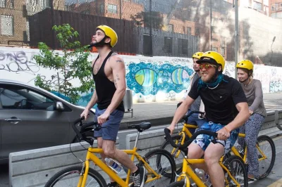 Erlebe bogotá hautnah auf einer geführten fahrradtour durch la candelaria, historische plätze und bunte viertel – inklusive ausrüstung, guide und vollkaskoversicherung.