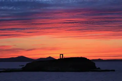 Privater Sonnenuntergang auf Naxos: Portara und Zedernwald per Boot