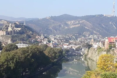 Explorez tbilissi à pied—visitez la forteresse de narikala, l’église metekhi et les célèbres bains de soufre. découvrez des recoins cachés avec un guide local.