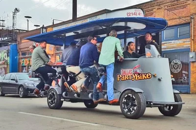 Pédalez dans deep ellum à dallas entre amis sur un party bike privé, avec pauses dans les meilleurs bars. boissons à prix spéciaux, possibilité d’apporter les vôtres, et prise en charge par u