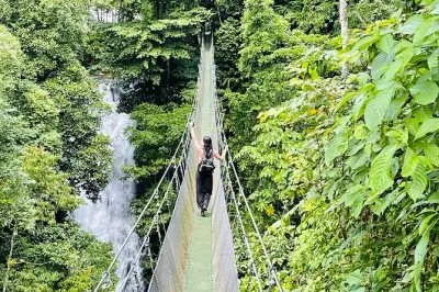Cachoeira e pontes suspensas na floresta perto de Quepos
