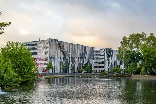 Düsseldorf in 90 minuti: Torre del Reno e Königsallee fotografici