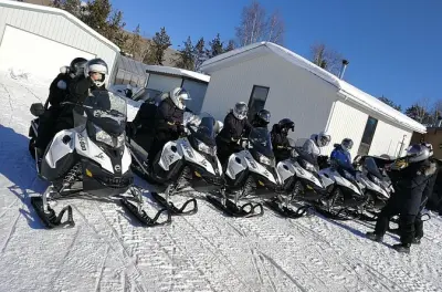 Tour in motoslitta a Yellowknife: Sentieri invernali con guida