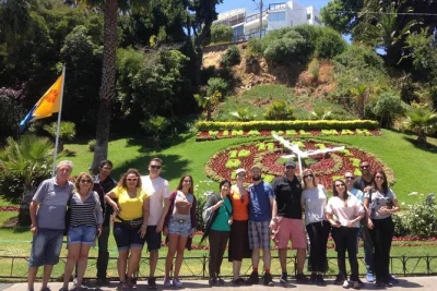 Erlebe valparaísos bunte murals, schlendere an viña del mars stränden und genieße chilenische weine bei einem geführten tagesausflug ab santiago mit hoteltransfer.