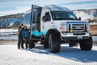 Erlebe den winterzauber in yellowstone mit dampfenden geysiren und knirschendem schnee. sieh den old faithful ausbrechen, entdecke wildtiere, genieße ein mittagessen und hol dir den hoteltransfer in 