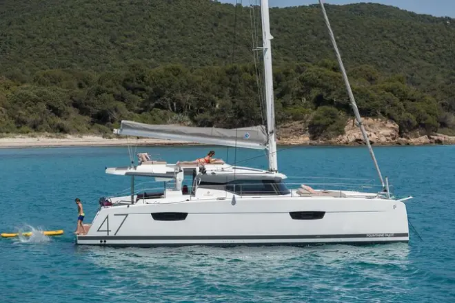 Catamarán en Mykonos: Rhenia, Delos, snorkel y comida incluida