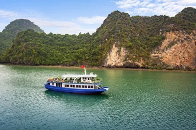 Cruzeiro de dia inteiro pelas baías de halong e lan ha saindo de hanói. inclui caiaque, nado, almoço com frutos do mar e rota exclusiva e tranquila. reserve sua aventura autêntica na baía.