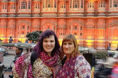 Explorez la pink city de jaipur à pied avec un guide local. visitez le hawa mahal, bapu bazaar, johari bazaar et plus encore. comprend une balade en rickshaw et des rafraîchissements.