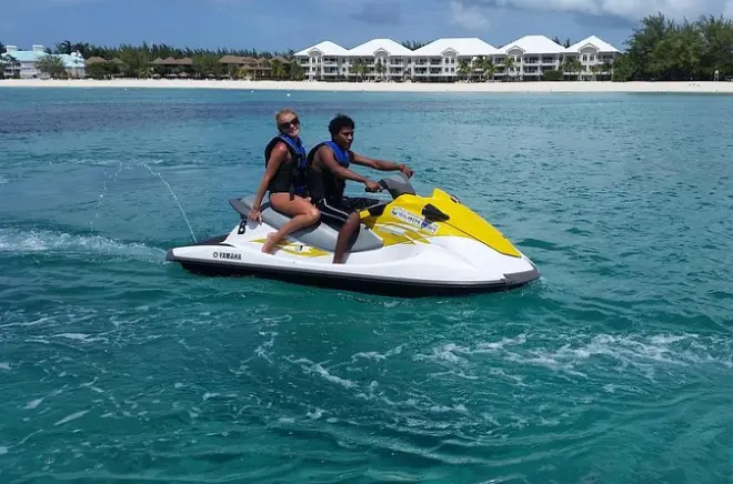 WaveRunner em Seven Mile Beach: Roteiro livre e autoguiado
